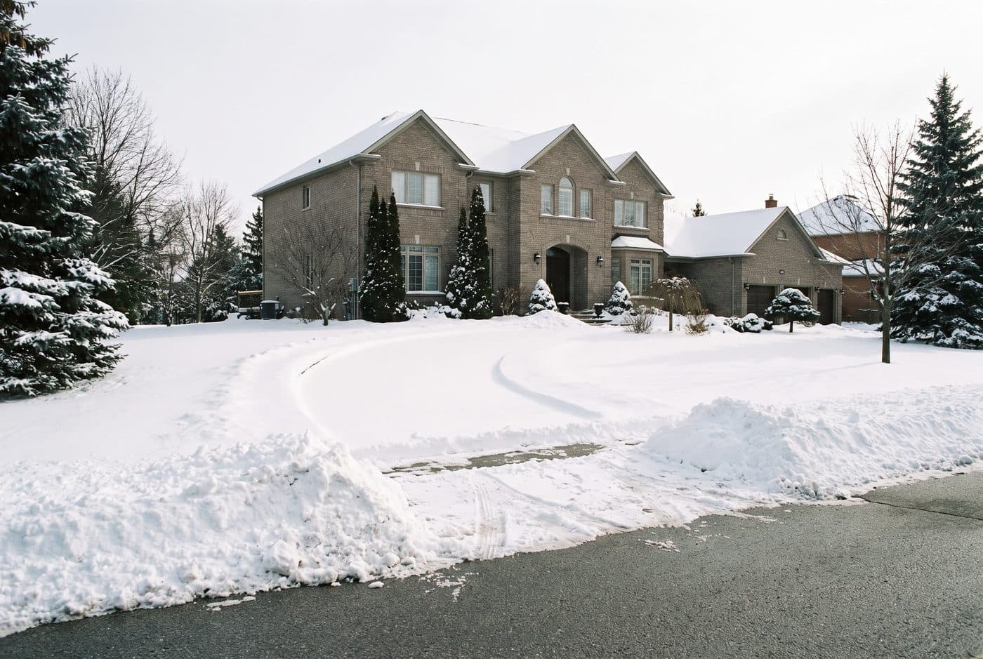 Richmond Hill streetscape in winter
